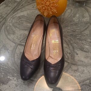 Salvatore Ferragamo women's black leather shoes heels size 7 aa